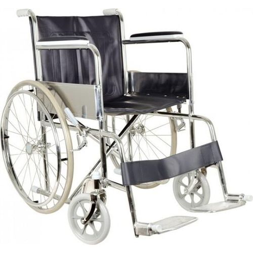 Diverse verchromte Faltrollstühle mit leichtem Rahmen, abnehmbaren Armlehnen und Fußstützen, Sitzhöhe 46 cm