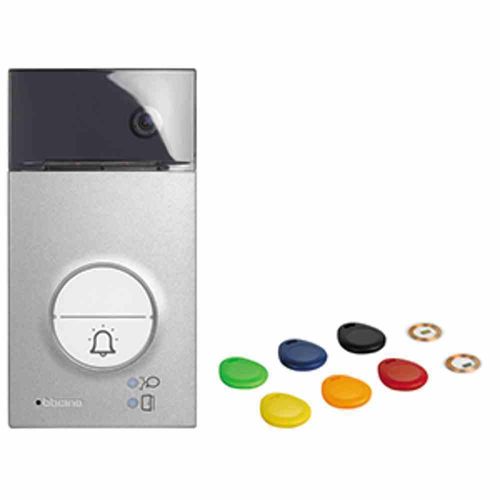Bticino 2-Draht Video-/Audio Türstation LINEA 3000 mit Transponder zur Türöffnung, Weitwinkel-Farbkamera und LED-Beleuchtung, 1- oder 2-Familienhaus, IP54 IK10, 343091