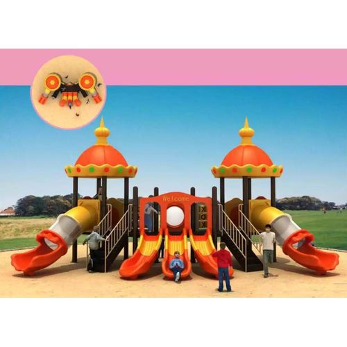 Bunter Kinderspielplatz im Innenhof im Raumschiff-Stil mit Rutschen