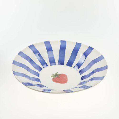 Blau-weiße Salatschüssel mit Erdbeermotiv und Streifen