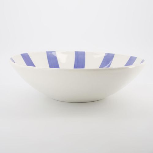 Blaue und weiße Salatschüssel mit Streifen und Erdbeermotiv