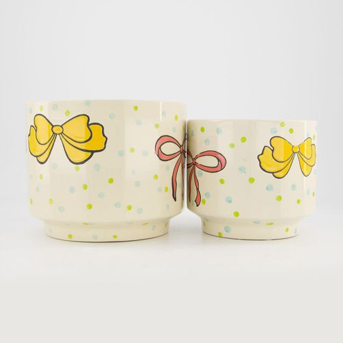 Kleiner cremefarbener Übertopf