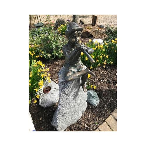 Gartenfigur Rottenecker Flötenspieler auf Granitfindling