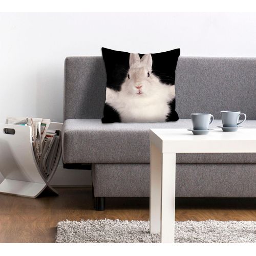 Dekokissen QUEENCE "Hugging Bunny", schwarz (schwarz, weiß, bedruckt), B:40cm L:40cm, Polyester, Dekokissen_Sitzkissen_Kissenhüllen, mit einem kuschelbedürftigen Hasen