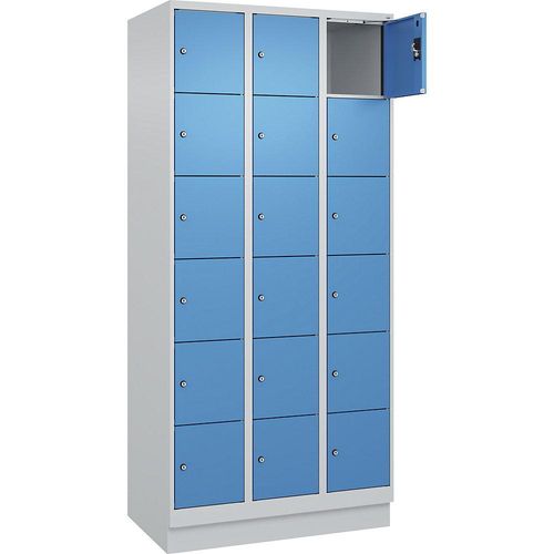6er-Schließfachschrank Evolo PLUS, 3 Abteile, lichtgrau / lichtblau, B 900 mm, 18 Fächer, mit Bodensockel, Zylinderschloss kaiserkraft