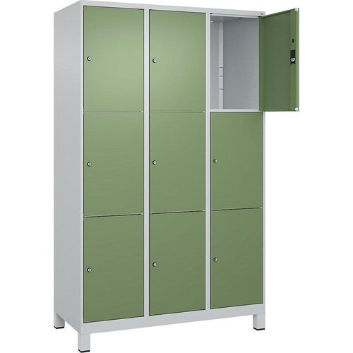 C+P 3er-Schließfachschrank Classic PLUS, 3 Abteile, lichtgrau / resedagrün, B 1200 mm, 9 Fächer, mit Füßen Image