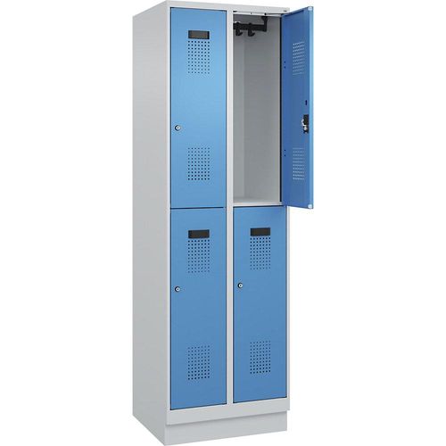 C+P Doppelstock-Spind Evolo PLUS, 2 Abteile, lichtgrau / lichtblau, B 600 mm, mit Bodensockel, Zylinderschloss