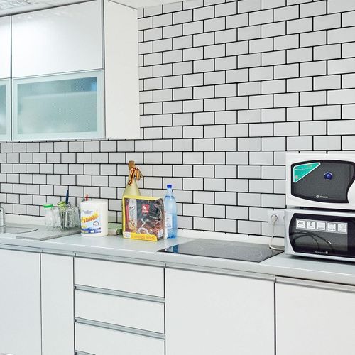 Fliesenaufkleber, Fliesen, 10 Stück, Fliesenfolie, Spritzschutz, Küchenrückwand, 3D-selbstklebende Wandfliesen, Küche, Badezimmer, 30 x 30 cm, weiß mit schwarzem Fugenmörtel