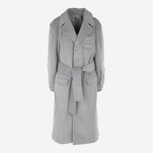 Grauer Mantel mit Reverskragen