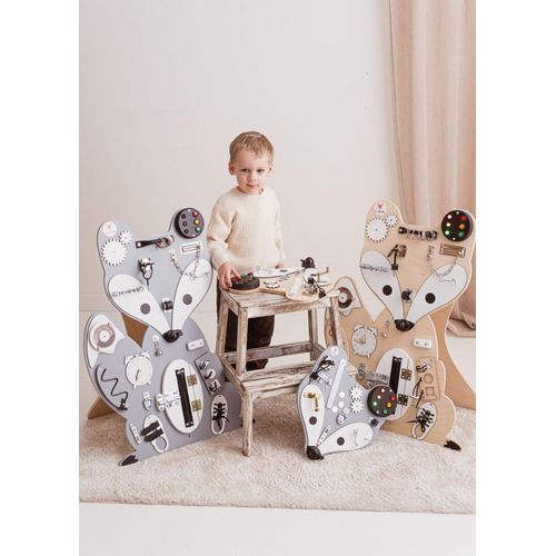 Lernspielzeug für Kinder – Foxy Family Manipulationstafel Lisek Leon Zawodowiec |es Holz | Förderung von Kreativität und motorischen Fähigkeiten | Personalisierbar, mit/ohne Ständer Montessori Busy Board Holz Aktivitätsbrett mit Ständer und 20 Elementen für Kinder ab 3 Jahren sensorisches Lernspielzeug zur Förderung von Motorik und Selbstständigkeit