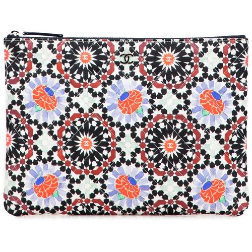 Chanel Clutches - Paris Dubai Medium Printed Canvas Cosmetic Case - Gr. unisize - in Weiß - für Damen Image