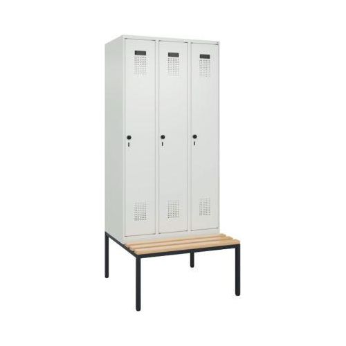 Kleiderspind C+P Evolo Plus, 3 Abteile, 300 mm Abteilbreite, mit untergebauter Sitzbank, B 900 x T 815 x H 2120 mm, Drehriegel, lichtgrau/lichtgrau