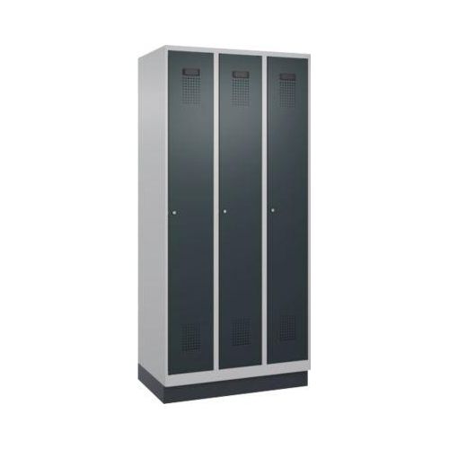 Kleiderspind C+P Evolo Plus, 3 Abteile, 300 mm Abteilbreite, mit Sockel, Anschlag rechts, B 900 x T 500 x H 1950 mm, Zylinder, weißaluminium/anthrazitgrau