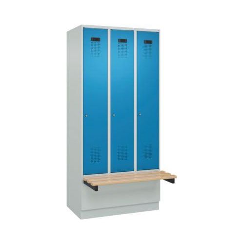 Kleiderspind C+P Evolo Plus, 3 Abteile à 300 mm Breite, Sockel, schwebende Sitzbank, B 900 x T 815 x H 1950 mm, Zylinder, lichtgrau/lichtgrau