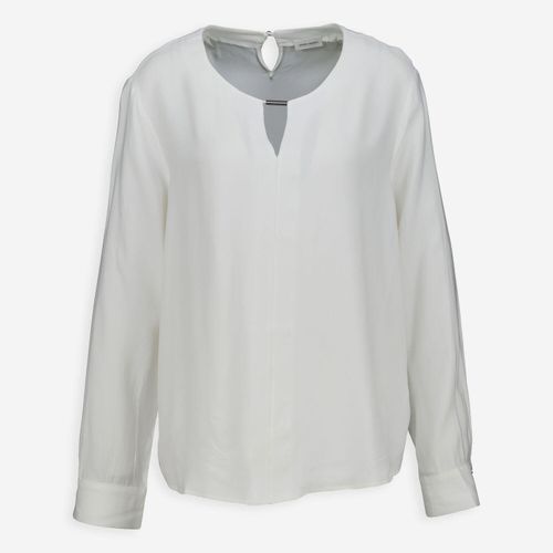 Weißes Hemd mit silberfarbenen Details