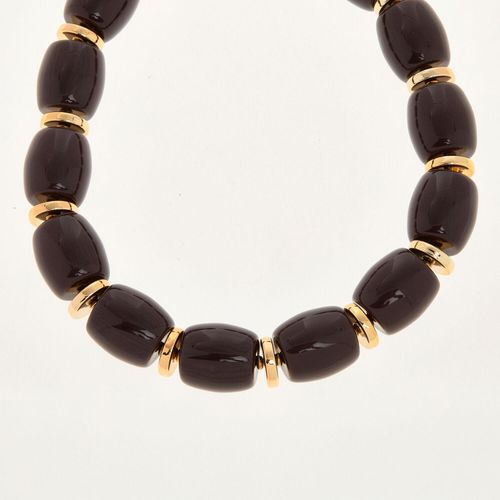 Dunkelbraune Halskette mit goldfarbenen Elementen Image