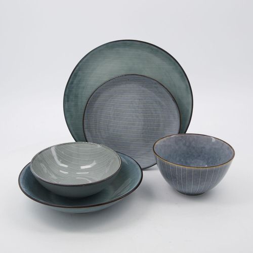 Schüssel mit Streifenmuster außen