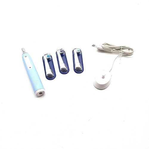 Oral-B iO Series 3 Plus Edition Elektrische Zahnbürste, Inkl. 3 Aufsteckbürsten, 3 Putzmodi, GUT GETESTET von STIFTUNG WARENTEST, Hellblau