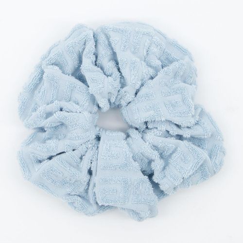 Blaues Haargummi mit Monogramm-Muster