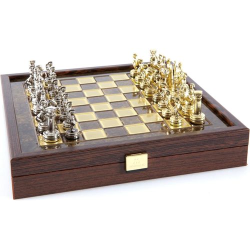 Gekrönt in Bronze – Antike Schacharmee in Holztruhe bewahrt