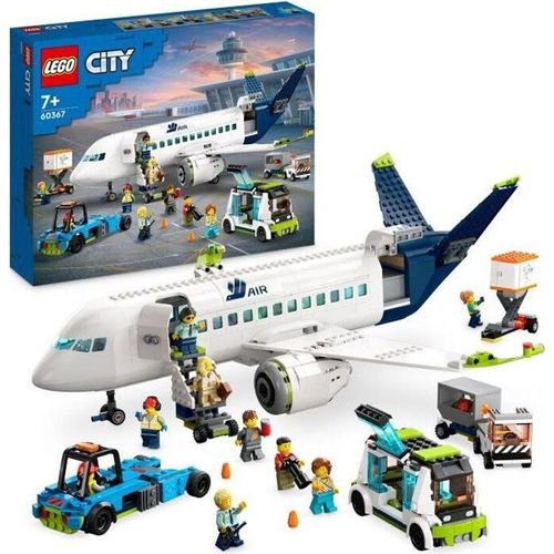 LEGO City 60367 Passagierflugzeug Spielset mit Flughafenbus, Schlepper, Gepäckwagen und 9 Minifiguren