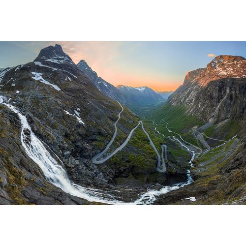 Fototapete PAPERMOON "Photo-Art CHRISTER OLSEN, TROLLSTIGEN", bunt, B:5m L:2,8m, Vlies, Tapeten