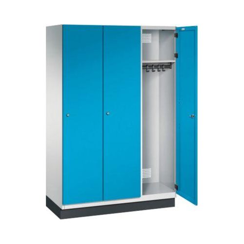 C+P Spind Cambio, 3 Abteile, mit Sockel, B 1200 x T 525 x H 1980 mm, lichtgrau/lichtblau