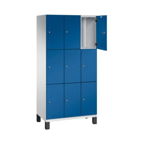 C+P Schließfachschrank Cambio, 3 Abteile, 9 Fächer, auf Füßen, B 900 x T 525 x H 1980 mm, lichtgrau/enzianblau