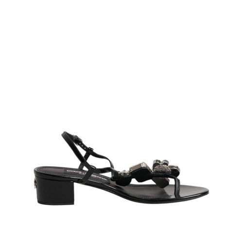 Blumenverzierte Sandalen