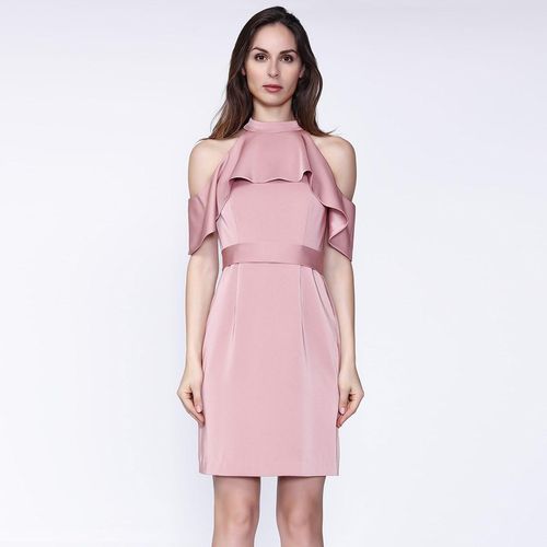 Tailliertes Kleid mit großen Rüschen und nackten Schultern