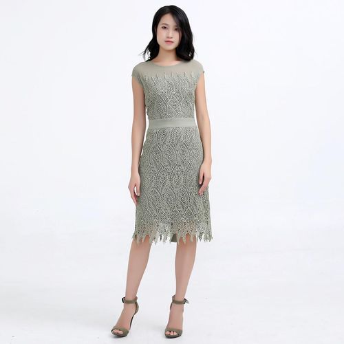 Tailliertes Kleid aus Makrospitze und Tüll