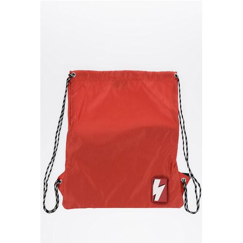 Einfarbiger Nylon-Rucksack mit Kordelzug und Monogramm in Rot