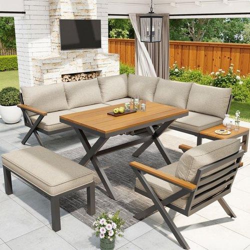 Gartenmöbel-Ensemble mit Stahlgestell, Sitzkissen und Holzbrett für flexible Platzgestaltung.