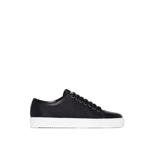 Nachhaltige Sneaker mit Kappe