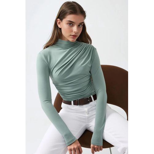 Bluse mit hohem Kragen und Drapierungsdetails