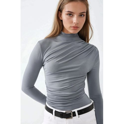 Bluse mit hohem Kragen und Drapierungsdetails