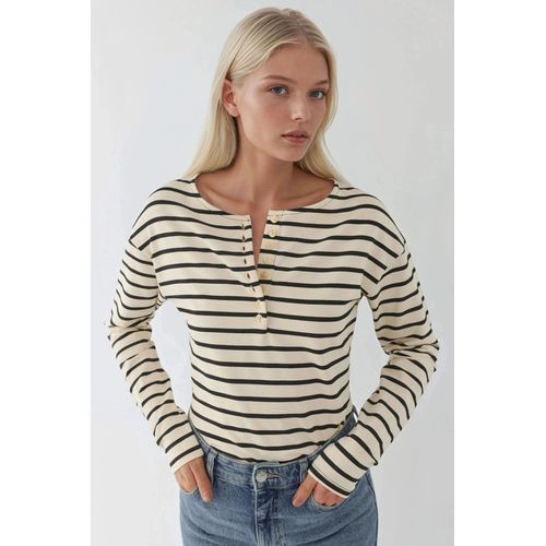 Gestreiftes T-Shirt mit Knopfkraagen