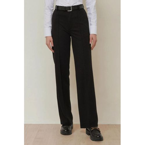 Gerade geschnittene Hose mit Stichdetails