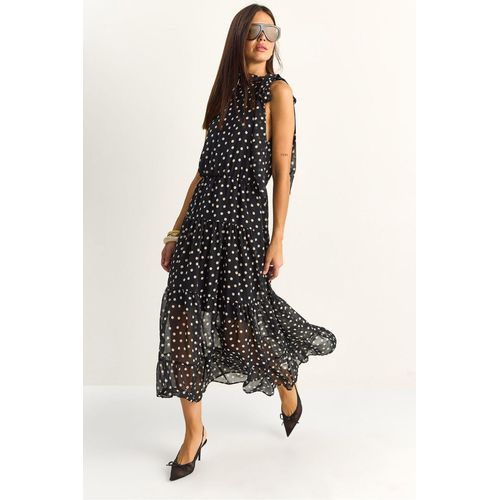Pruik met halterkraag in polkadots midi jurk