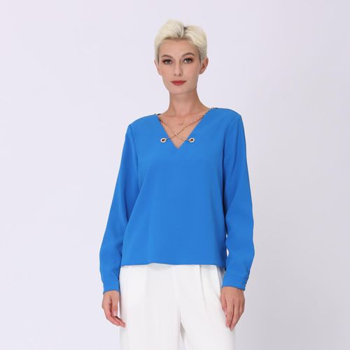 V -neck blouse en decoratieve ketting