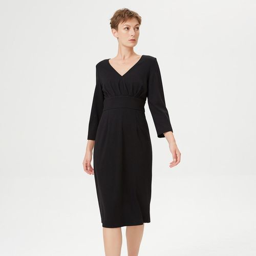 Aangepaste v -neck jurk en vouwt op de borst