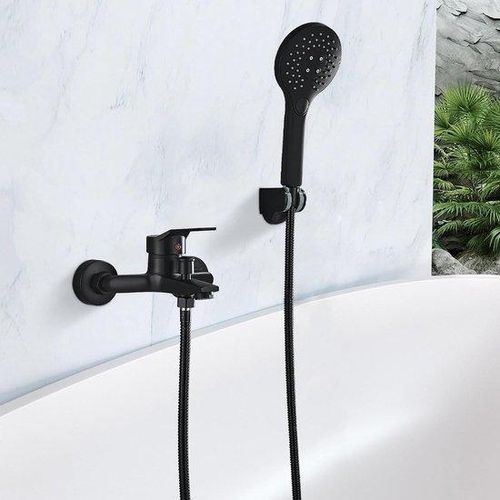 Schwarze Badarmatur mit Handdusche und Einhandbedienung