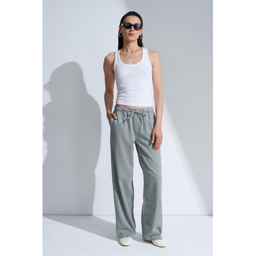 Mittelhohe, weite Denim-Jeans