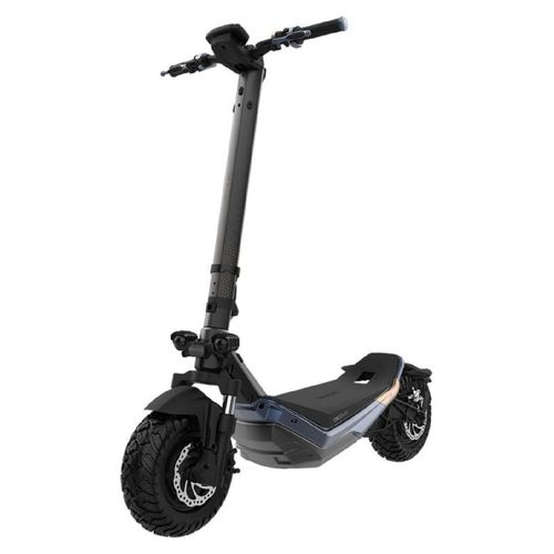 E-Tretroller mit doppeltem 500 W + 500 W Motor und 75 km Reichweite. 10,5"-Räder und doppelte Federung. Er erfüllt alle Anforderungen der neuen spanischen Straßenverkehrsordnung.