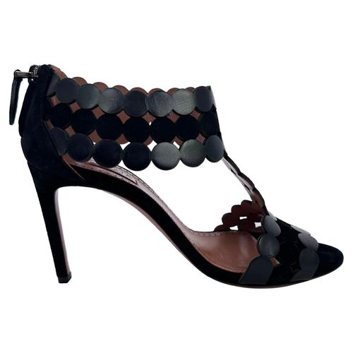 Alaïa sandalen met geschulpte T-band en hakken in zwart suède