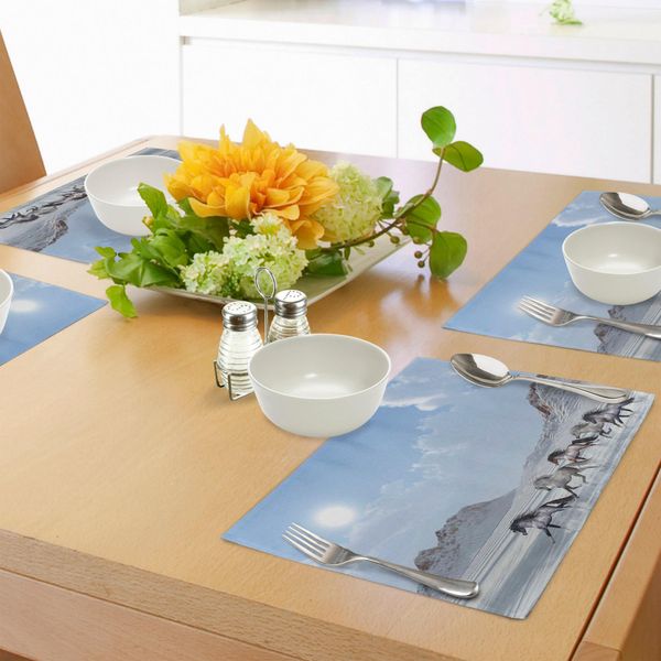 Tovagliette Abakuhaus Con Cavalli, Branco Di Nobili Cavalli Selvaggi Che Corrono Nella Neve In Una Fresca Giornata Invernale, Splendida Immagine, Tiscjdeco In Tessuto Resistente Al Lavaggio Per La Sala Da Pranzo E La Cucina, Bianco E Blu-image