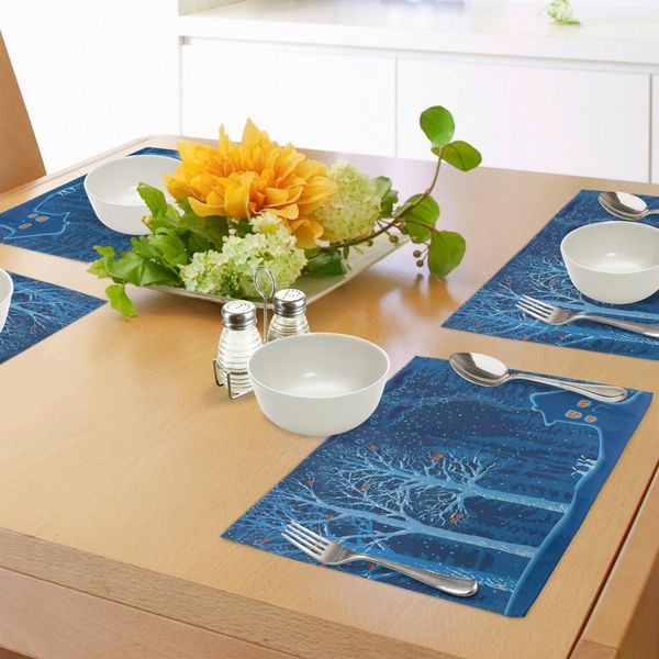 Tovagliette Abakuhaus Wald, Paesaggio Invernale Con Capanna Di Campagna Coperta Tra Gli Alberi, Immagine Rurale, Tiscjdeco In Tessuto Resistente Al Colore Per La Sala Da Pranzo E La Cucina, Blu Viola Arancione-image