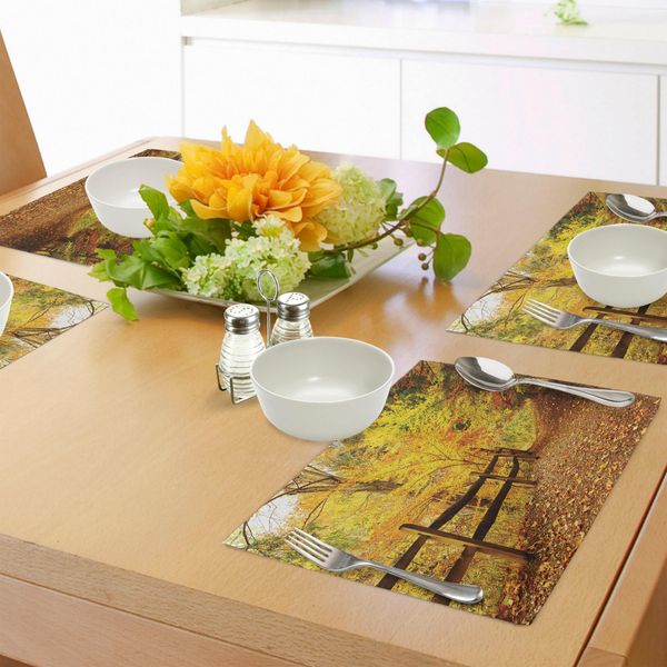 Abakuhaus Tovagliette Paesaggio, Stagione Autunnale - Foglie Cadute Su Un Sentiero Nel Bosco Con Recinzione - Foto, Tiscjdeco In Tessuto Resistente Al Lavaggio Per La Sala Da Pranzo E La Cucina, Calendula Zenzero Giallo-image