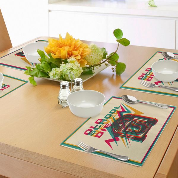 Tovagliette Abakuhaus Con Citazione "La Vecchia Scuola Non Muore Mai"" Su Sfondo Antico Con Radio, Tiscjdeco In Tessuto Resistente Al Lavaggio Per La Sala Da Pranzo E La Cucina, Turchese, Rosa E Calendula."-image