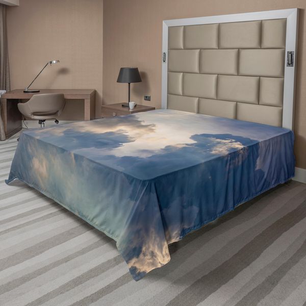 Abakuhaus Lenzuolo Wolken, Majestic Rain Storm Nuvole Nel Cielo Sopra Il Terreno Paesaggio Ambientale, Morbido E Confortevole Lenzuolo Superiore Per Un Letto Decorativo 1 Pezzo 260 Cm X 228 Cm, Blu Bianco-image